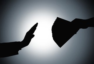 患者术前送红包，医生“先收后退”仍被处罚，冤枉吗？