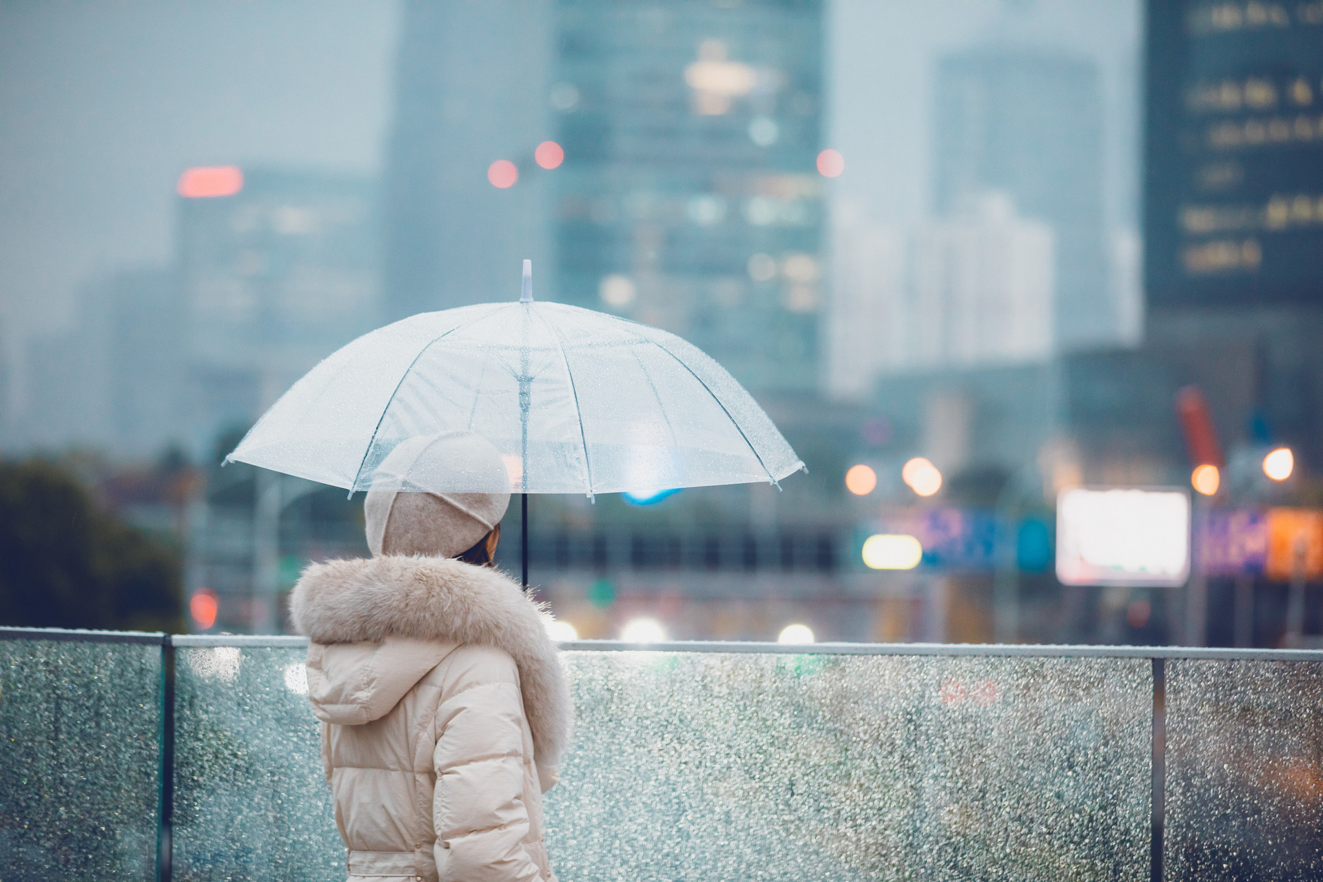 摄图网_501548509_banner_冬季户外孤单女性撑伞的背影（企业商用）.jpg